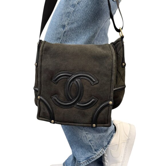 CHANEL Vintage 2006 CC Shearling Messenger Crossbody Bag Black Mouton [106207] - Picture 3 of 15